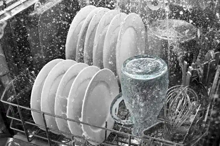 چرا ماشین ظرفشویی ظروف را خشک نمی‌کند؟ + ۵ تکنیک تخصصی برای رفع رطوبت